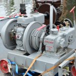 gambar genset berwarna abu-abu