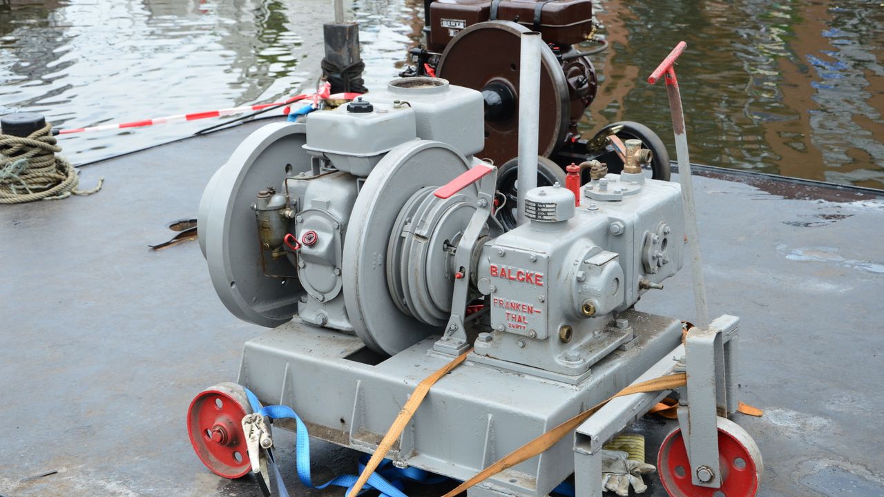 gambar genset berwarna abu-abu